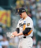 ３回、マウンドで両手に滑り止めを付ける大竹（撮影・山口登）