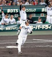 　５回、右翼スタンドへソロを放ちダイヤモンドを回る前川（撮影・立川洋一郎）
