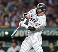 　５回、ソロを放つ前川（撮影・田中太一）