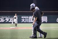 ベンチへ下がる立石
