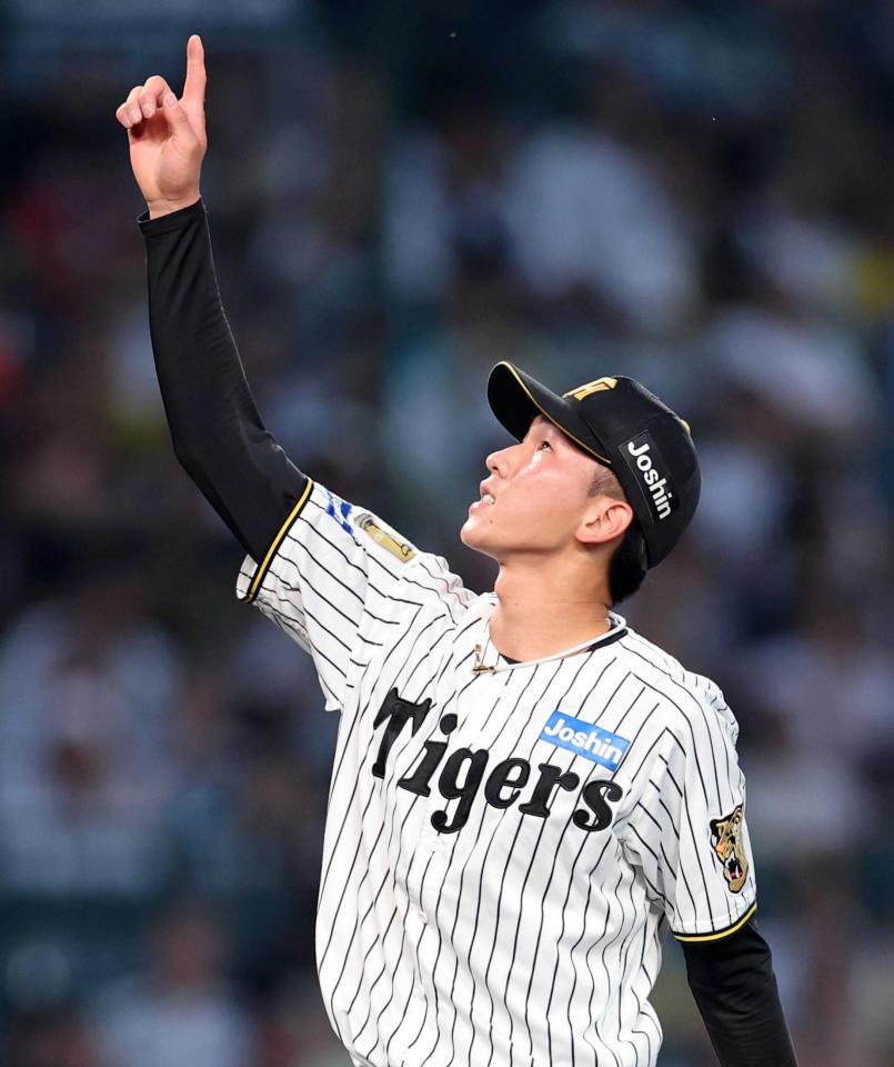 　５回、菊池を捕邪飛に打ち取り、打球に指をさす今朝丸