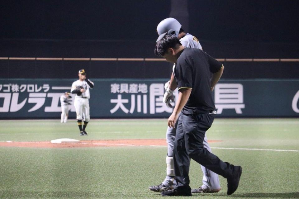 ベンチへ下がる立石
