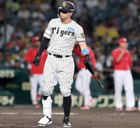 ３日の広島戦９回、佐藤輝が空振り三振に倒れ試合終了