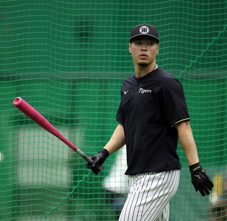 打撃練習に向かう佐藤輝（撮影・山口登）