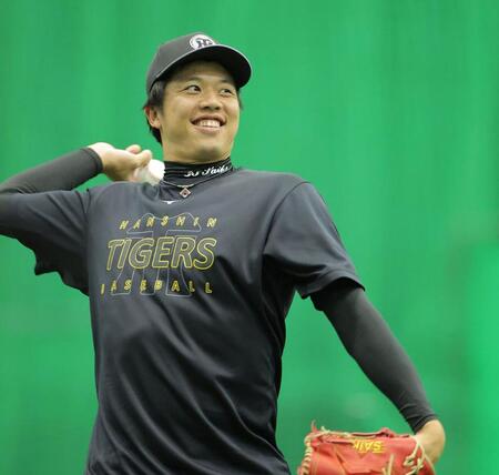 笑顔でキャッチボールをする阪神・才木浩人＝甲子園（撮影・西田忠信）