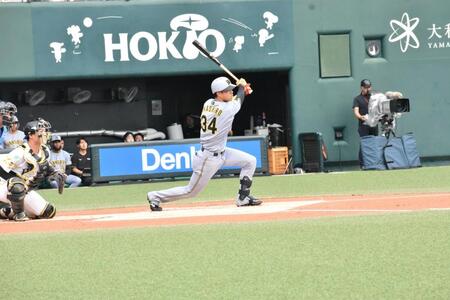 初回先頭で右前打を放つ岡城