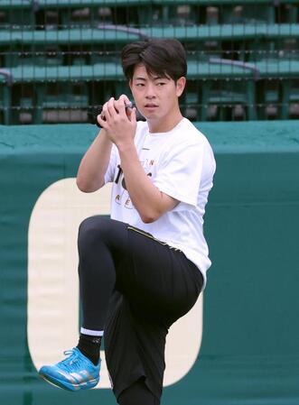 グラウンドに出て汗を流す下村（撮影・立川洋一郎）