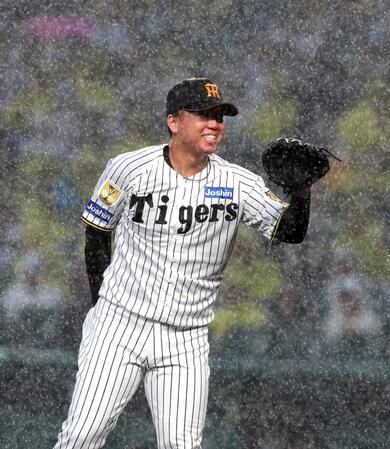 雨脚が強まり、苦笑いを見せる村上（撮影・山口登）