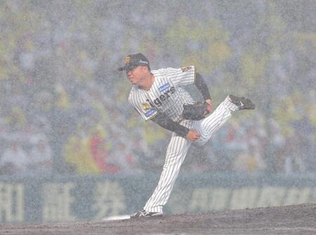 ４回、雨が降る中で力投する村上（撮影・西田忠信）