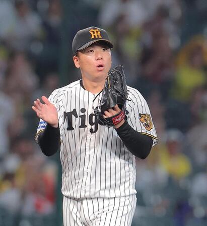 ４回、床田を併殺に仕留めグラブをたたく村上（撮影・西田忠信）