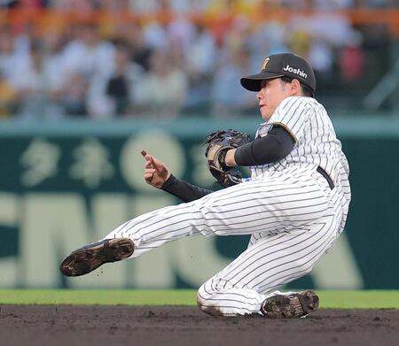 １回、小園の打球を好捕し二塁へ送球する中野（撮影・西田忠信）