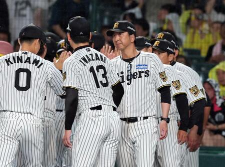 広島に勝利しナインを迎える藤川監督（撮影・山口登）