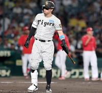 ３日の広島戦９回、佐藤輝が空振り三振に倒れ試合終了