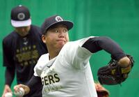 阪神ファンの前田穂南 ランニングシューズで始球式 無念の暴投に「50