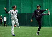 アップする高橋（左）と才木（撮影・山口登）