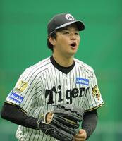 キャッチボールで調整する高橋（撮影・西田忠信）