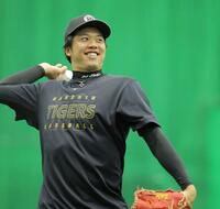 笑顔でキャッチボールをする阪神・才木浩人＝甲子園（撮影・西田忠信）