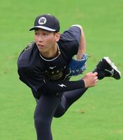 キャッチボールをして汗を流す今朝丸（撮影・立川洋一郎）