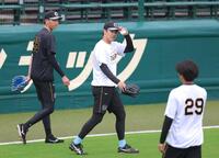 キャッチボールに向かう（左から）今朝丸、門別（撮影・立川洋一郎）