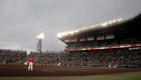 しっかりとグラインド整備され、定刻通りに試合開始した阪神対広島戦（撮影・山口登）