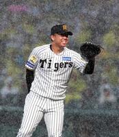 雨脚が強まり、苦笑いを見せる村上（撮影・山口登）