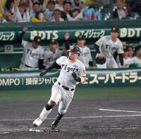 ５回、右前打を放ち、右翼手・野間が後逸するのを見て一塁を回る佐藤輝（撮影・立川洋一郎）
