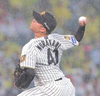 ４回、雨が降る中で力投する村上（撮影・西田忠信）