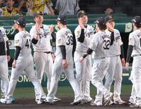 勝利のタッチを交わす藤川監督（左から２人目）ら阪神ナイン（撮影・立川洋一郎）