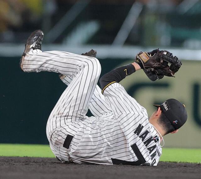 阪神・中野拓夢 超絶美技再び！ジャンプ一番で菊池のライナーを