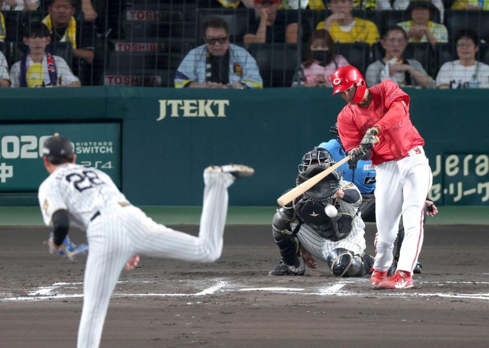 　３日の広島戦、６回２死満塁の場面で名原を三ゴロに打ち取る今朝丸（撮影・立川洋一郎）