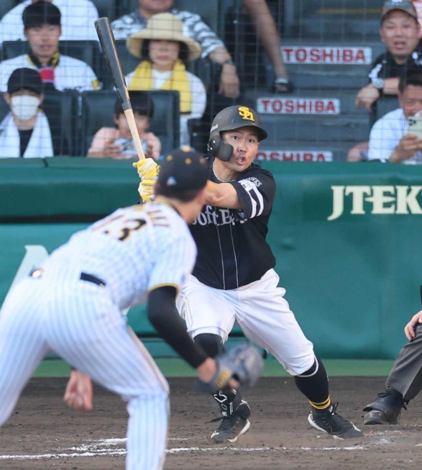 　９回に逆転打を放つ中村晃＝２３年６月１７日