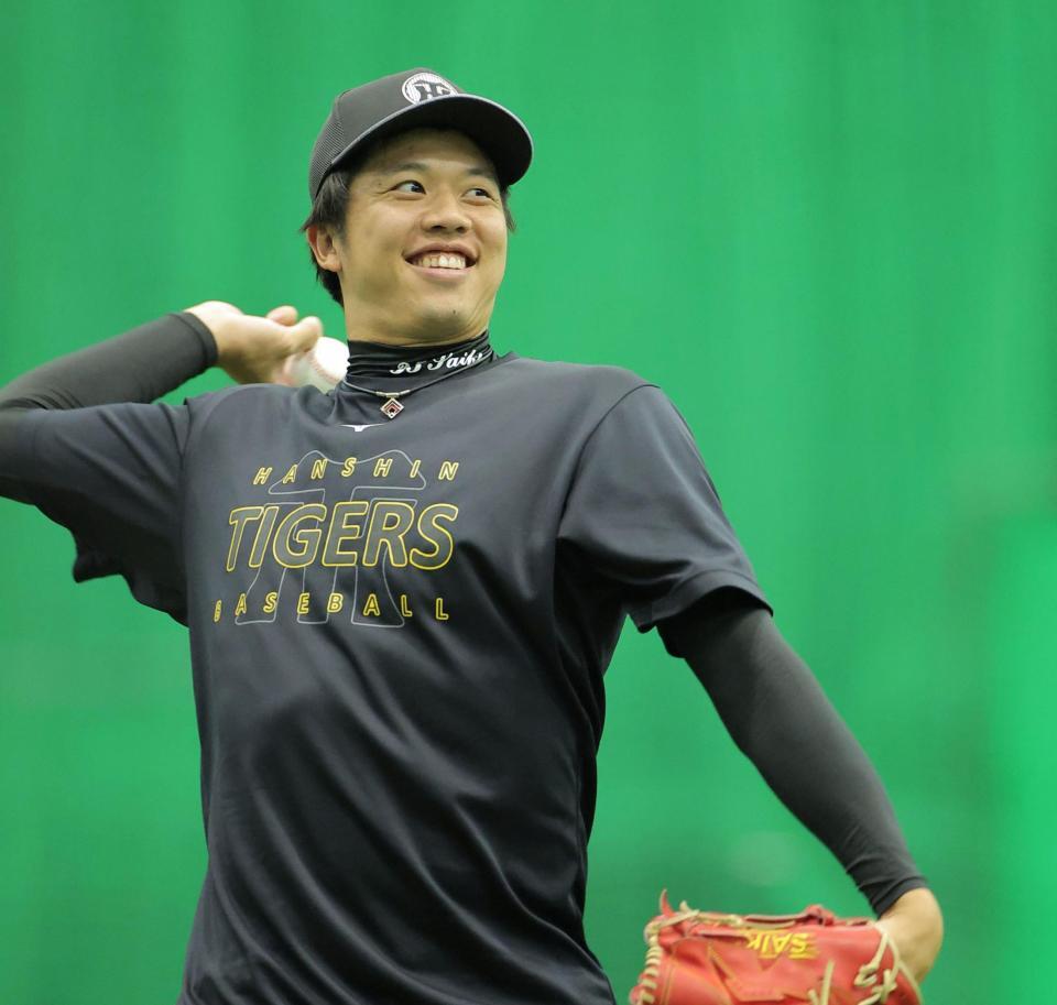 笑顔でキャッチボールをする阪神・才木浩人＝甲子園（撮影・西田忠信）