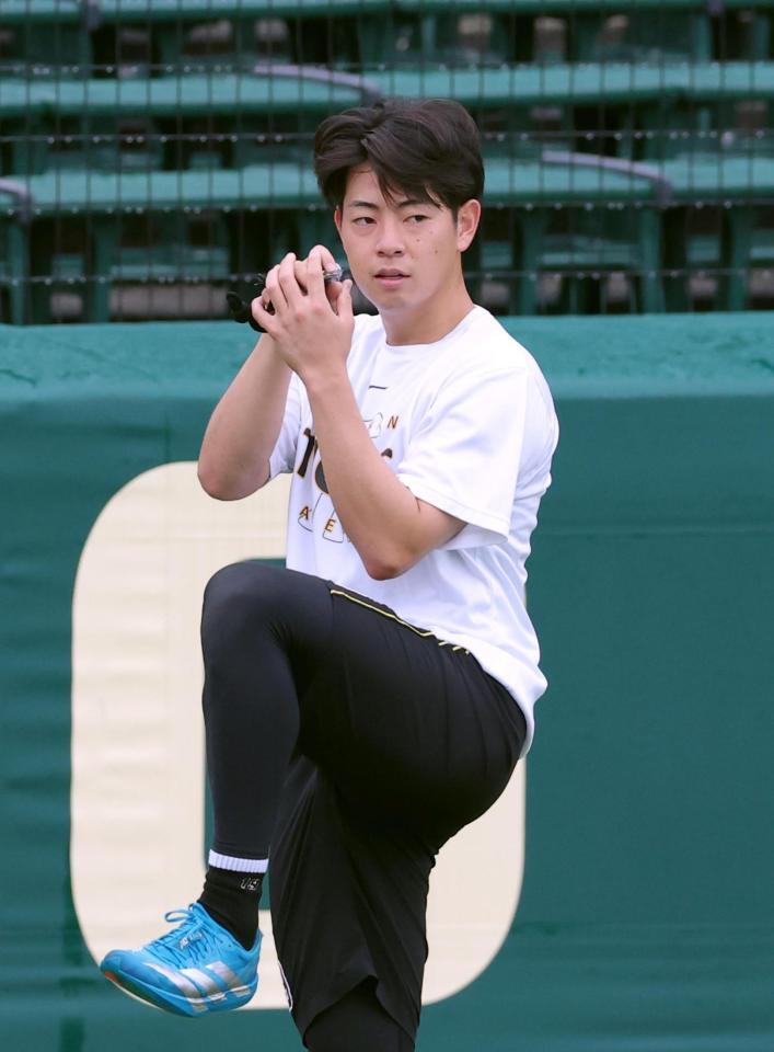 グラウンドに出て汗を流す下村（撮影・立川洋一郎）