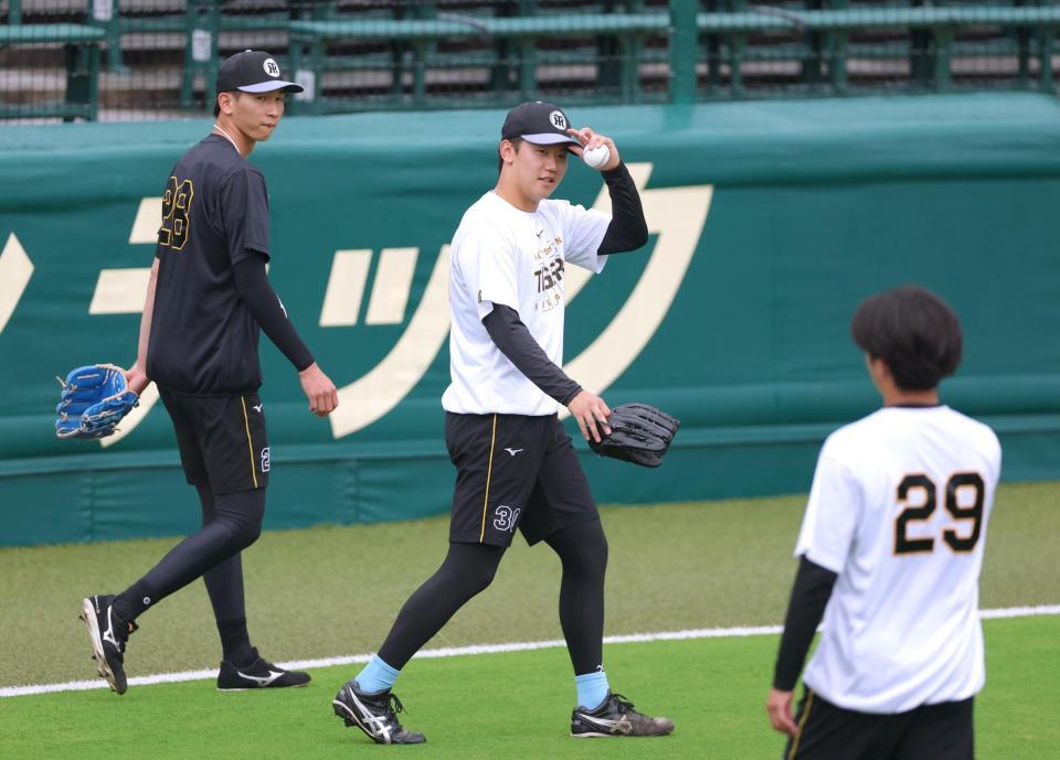 キャッチボールに向かう（左から）今朝丸、門別（撮影・立川洋一郎）