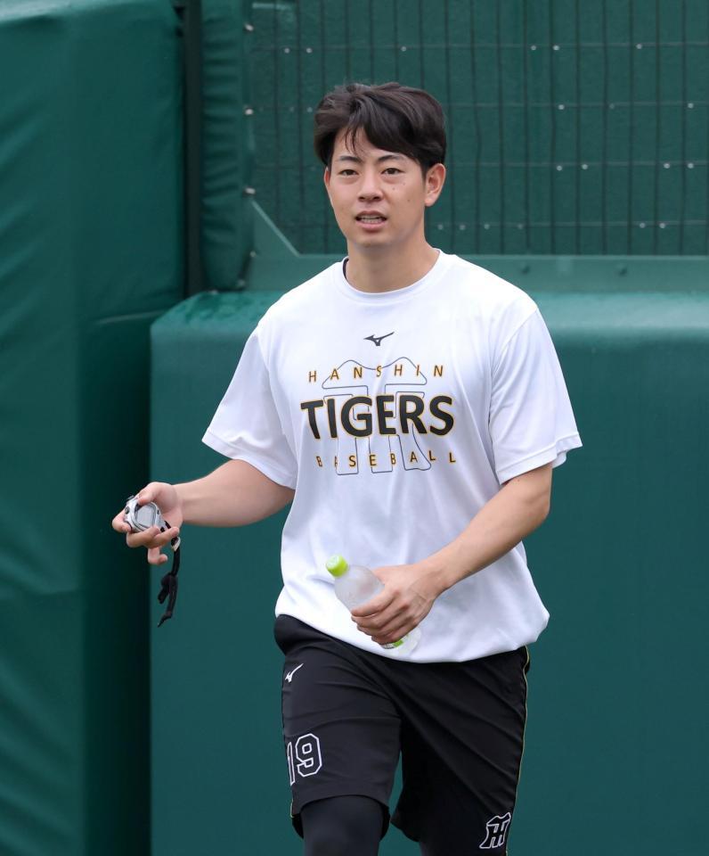 走り込むためにグラウンドに姿を見せた下村（撮影・立川洋一郎）