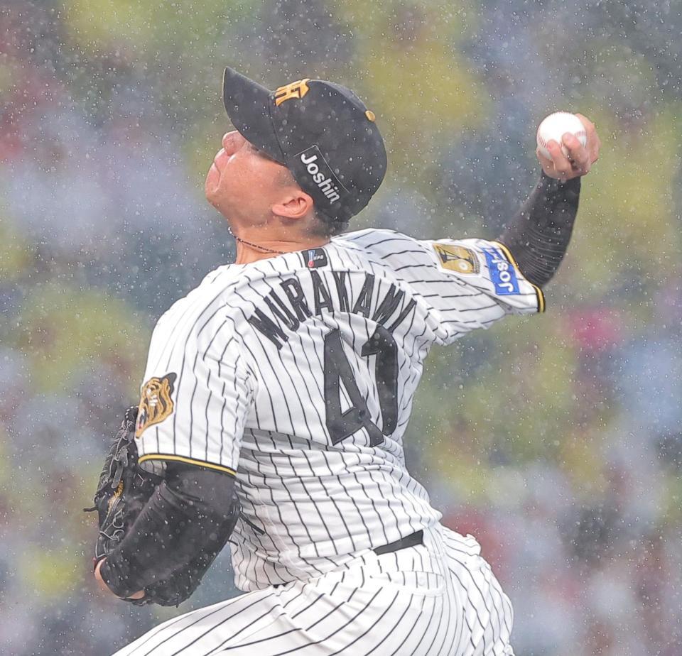 ４回、雨が降る中で力投する村上（撮影・西田忠信）