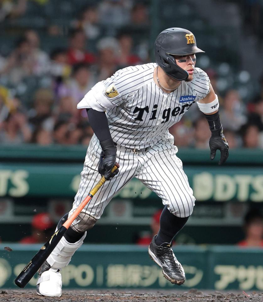 ５回、右前打を放つ佐藤輝（撮影・西田忠信）
