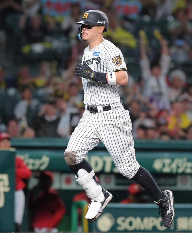５回、右前打と野間の失策で一気に生還する佐藤輝（撮影・西田忠信）