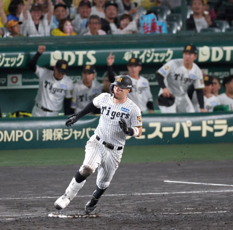５回、右前打を放ち、右翼手・野間が後逸するのを見て一塁を回る佐藤輝（撮影・立川洋一郎）