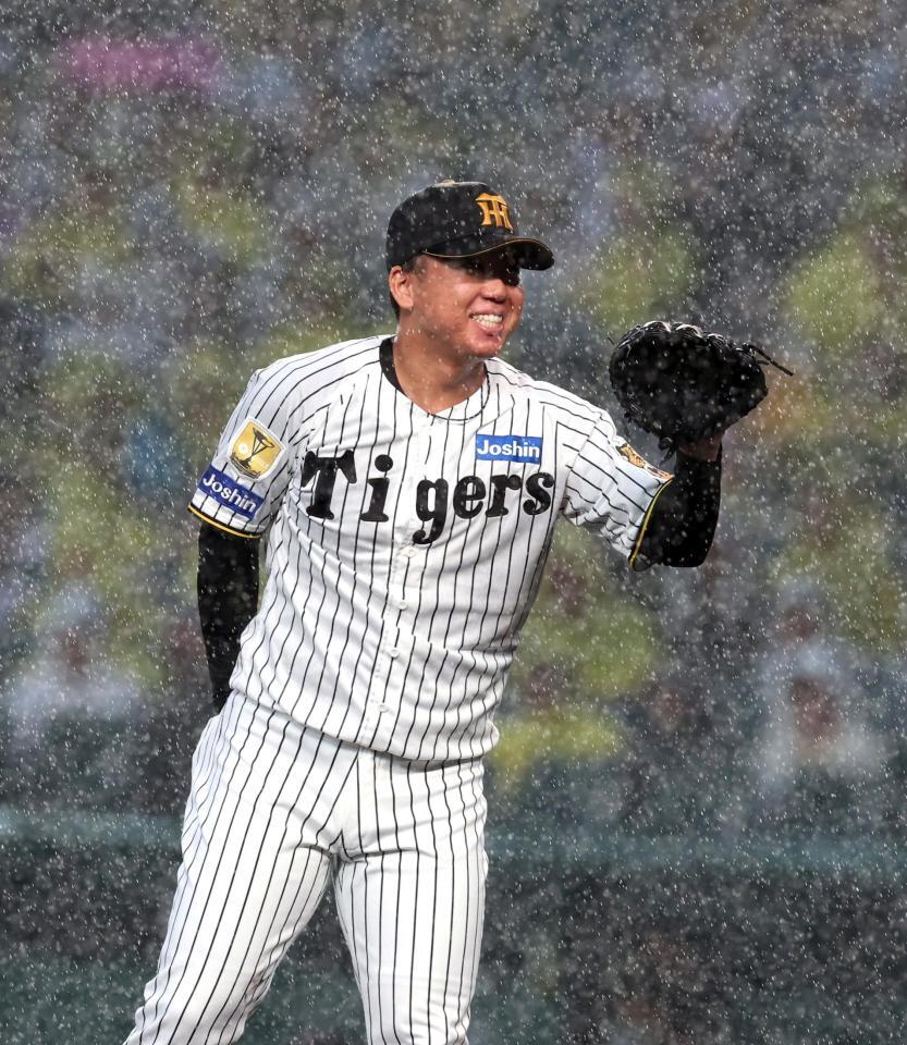 雨脚が強まり、苦笑いを見せる村上（撮影・山口登）