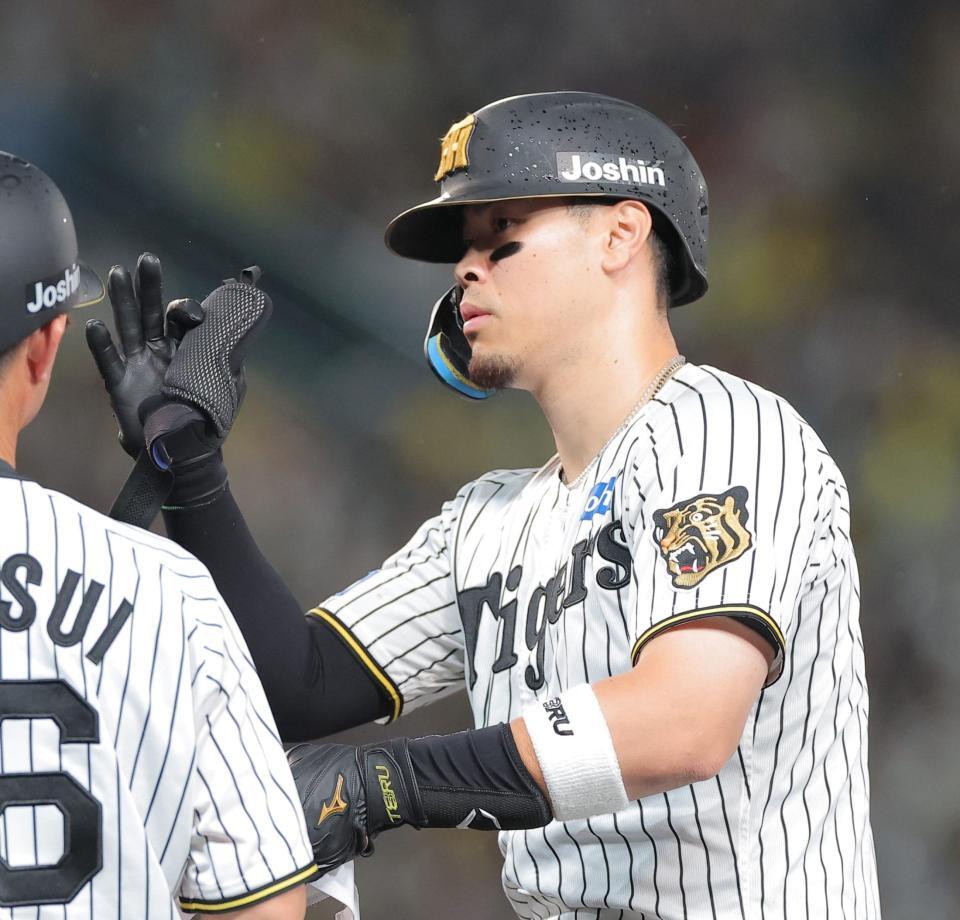 ７回阪神１死、左前打を放った阪神・佐藤輝明＝甲子園（撮影・西田忠信）