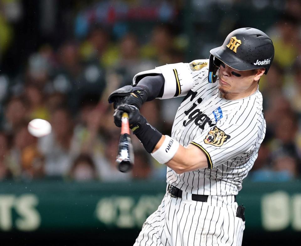 ７回阪神１死、左前打を放つ阪神・佐藤輝明＝甲子園（撮影・山口登）