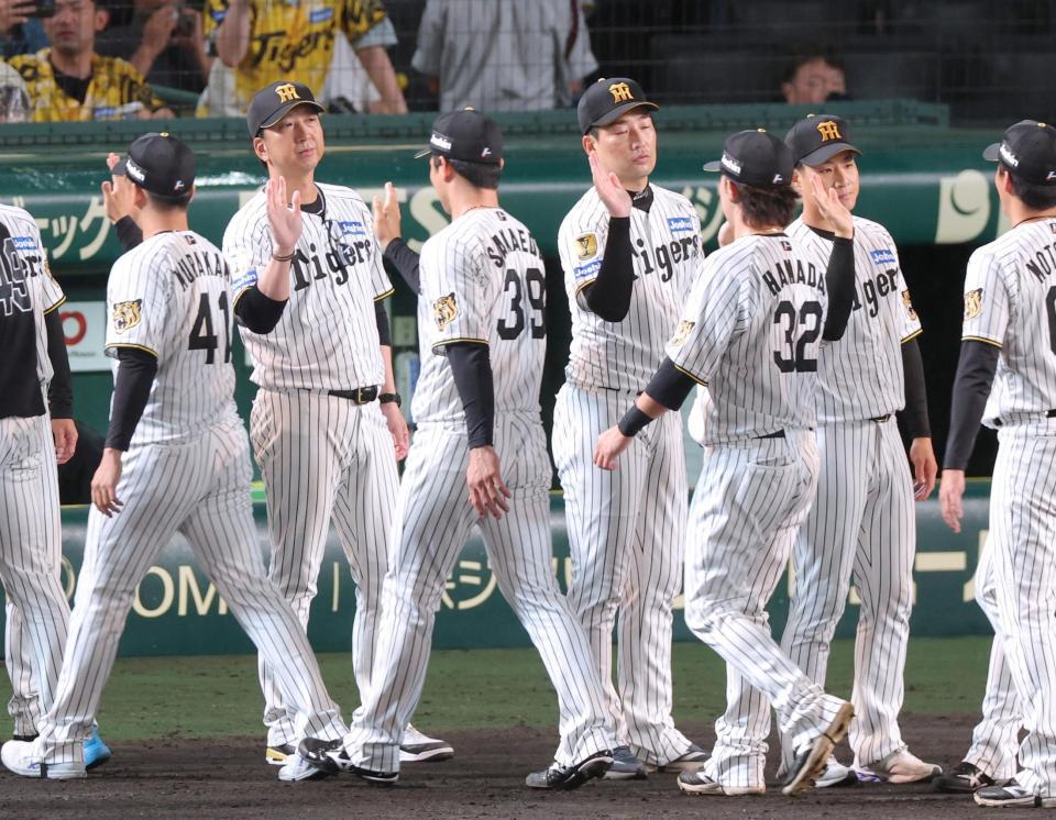 勝利のタッチを交わす藤川監督（左から２人目）ら阪神ナイン（撮影・立川洋一郎）