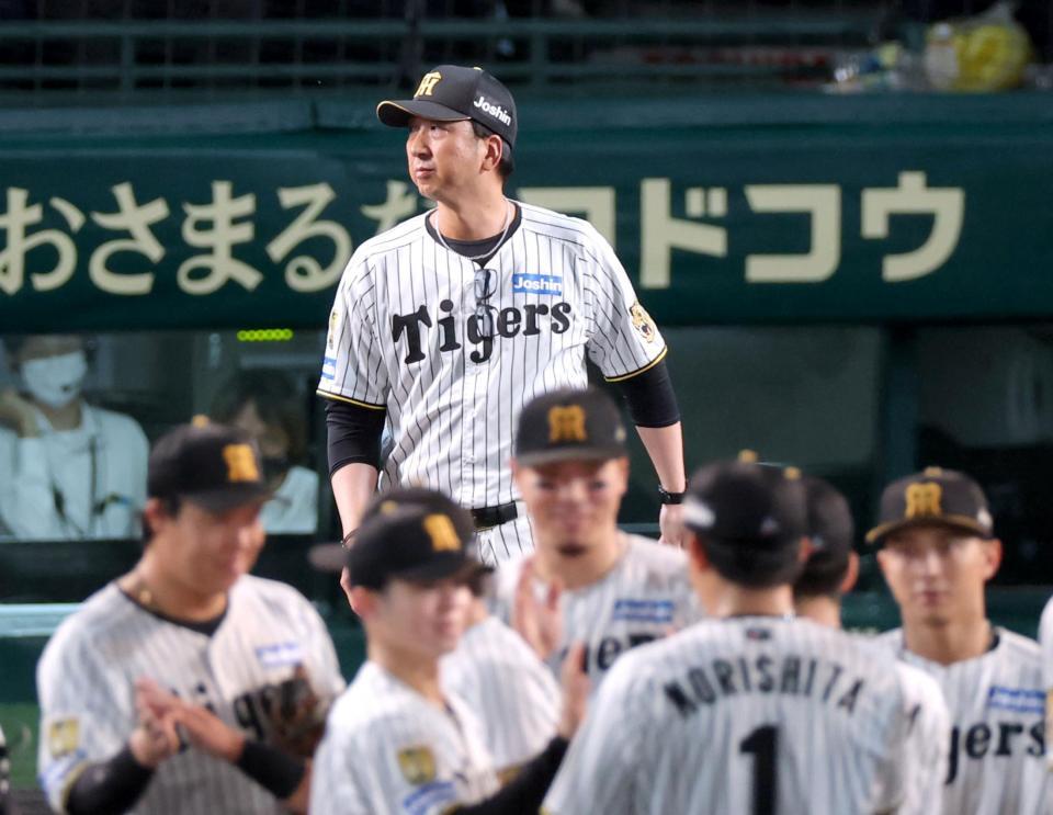 広島に勝利して整列に向かう藤川監督（撮影・立川洋一郎）