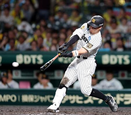 ５回、右前打を放つ佐藤輝（撮影・山口登）