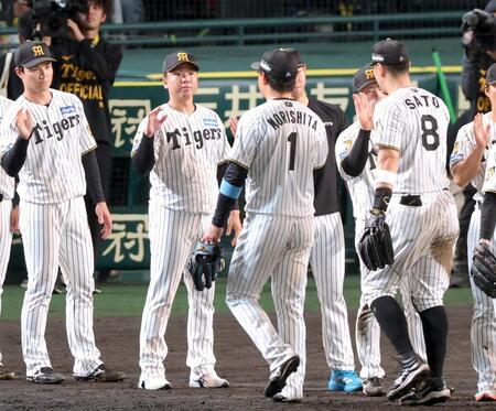 勝利のタッチを交わす村上（左から２人目）ら阪神ナイン（撮影・立川洋一郎）
