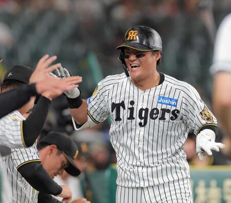 　５回、ソロを放ち笑顔で生還する前川（撮影・西田忠信）
