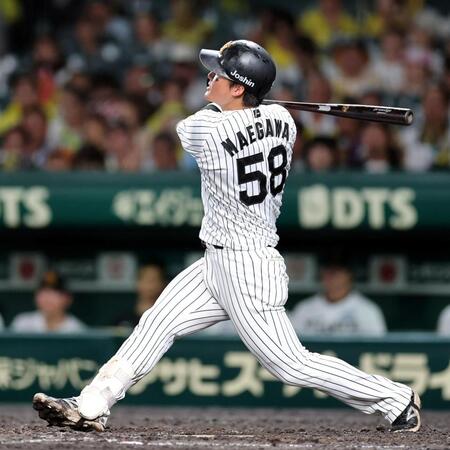 ５回、右越えにソロを放つ前川（撮影・山口登）
