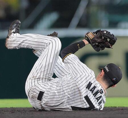 　８回、菊池の打球を好捕した中野（撮影・西田忠信）