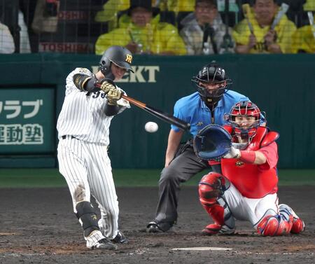 ５回裏阪神１死、右前打を放つ阪神・中野拓夢＝甲子園（撮影・立川洋一郎）